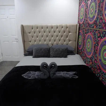 Apartment 2bed Sleeps 4-near Meadows Park Parking Wifi *