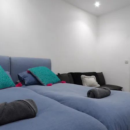 Architect Designed Meadows Apartment *