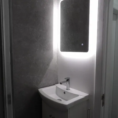 Architect Designed Meadows Apartment Edinburgh