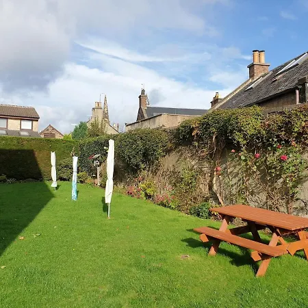 Modern Flat Near Murrayfield Stadium, Sleeps 4 *