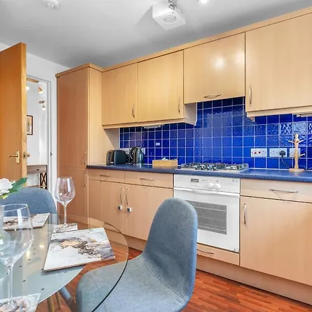 Modern 2 Bedroom In Centre Apartment *