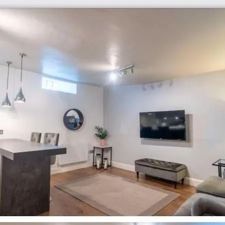 The Gardners In Centre With Parking