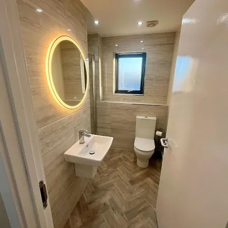 Luxury Spacious 4 Dbl Br House With Free Parking