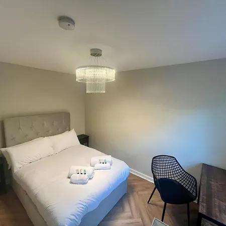 Apartment Luxury Spacious 4 Dbl Br House With Free Parking