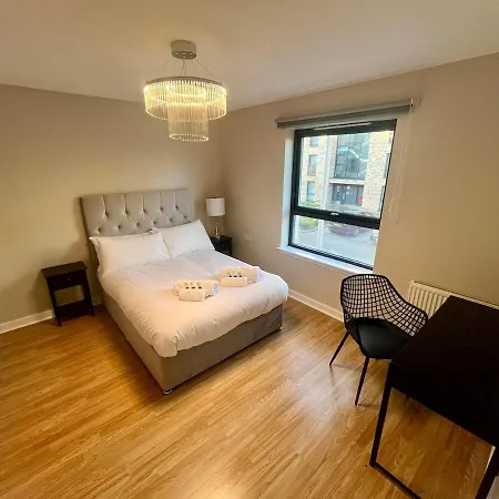 Luxury Spacious 4 Dbl Br House With Free Parking Lejlighed *
