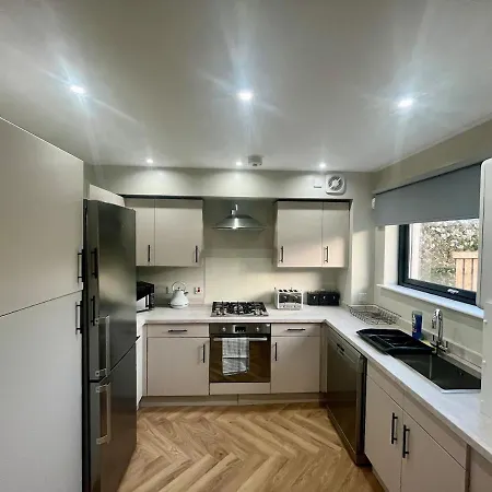 Apartment Luxury Spacious 4 Dbl Br House With Free Parking *