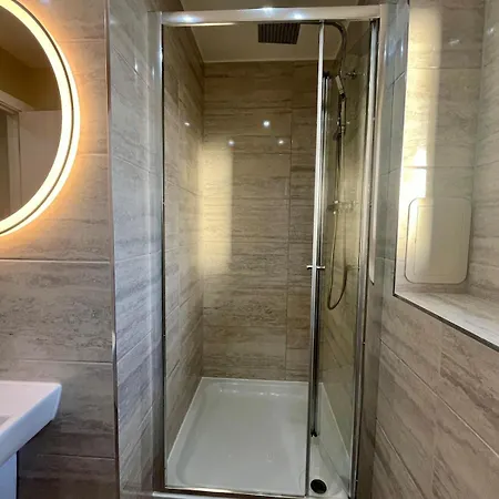 Luxury Spacious 4 Dbl Br House With Free Parking