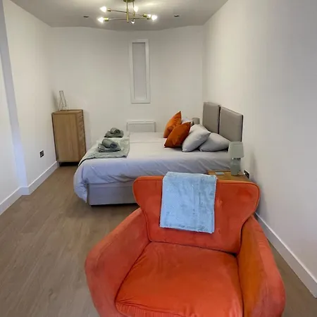 Modern Apartment, Access To Holyrood & * Edinburgh