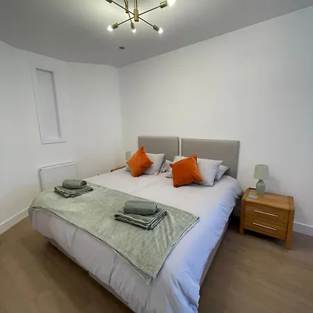 Modern Apartment, Access To Holyrood & Lägenhet Edinburg