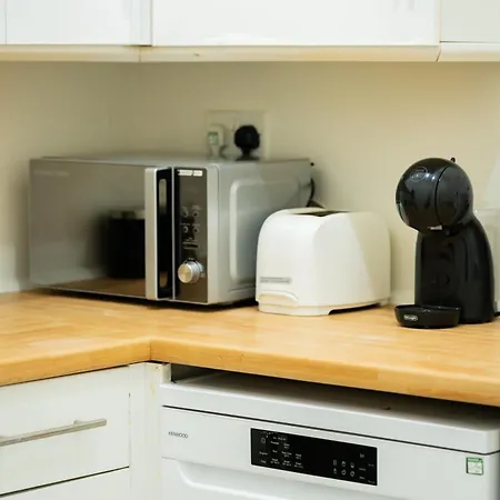 Apartment Stylish 3br, Next To Tram Stop, Near Princes St & Ocean Terminal, Sleeps 7