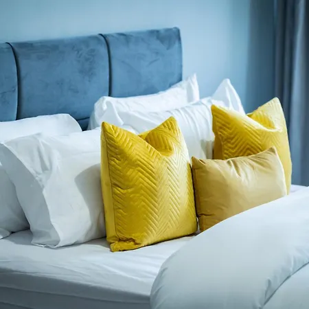 Stylish 3br, Next To Tram Stop, Near Princes St & Ocean Terminal, Sleeps 7 *