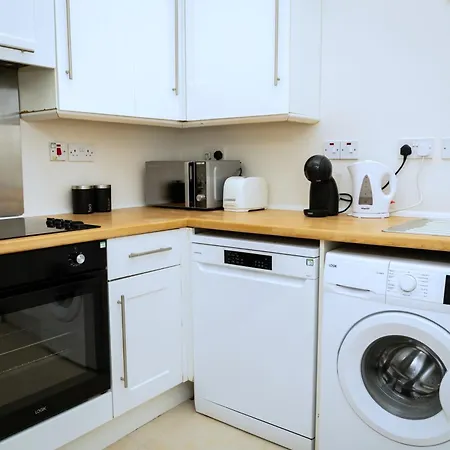 Apartment Stylish 3br, Next To Tram Stop, Near Princes St & Ocean Terminal, Sleeps 7