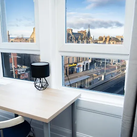 Stylish 3br, Next To Tram Stop, Near Princes St & Ocean Terminal, Sleeps 7 Apartment *