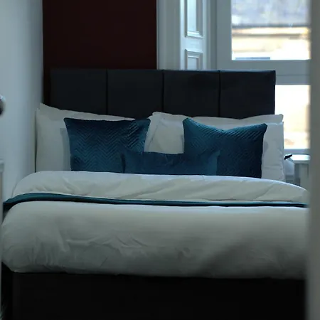 Apartment Stylish 3br, Next To Tram Stop, Near Princes St & Ocean Terminal, Sleeps 7