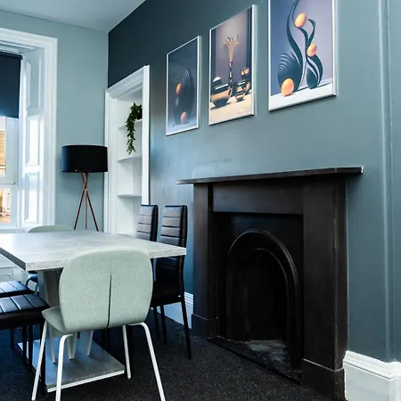 Stylish 3br, Next To Tram Stop, Near Princes St & Ocean Terminal, Sleeps 7 Apartment *