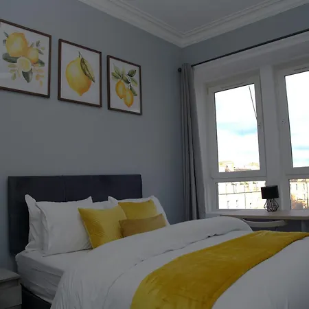 Stylish 3br, Next To Tram Stop, Near Princes St & Ocean Terminal, Sleeps 7 Edinburgh