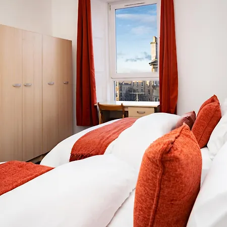 Stylish 3br, Next To Tram Stop, Near Princes St & Ocean Terminal, Sleeps 7 * Edinburgh