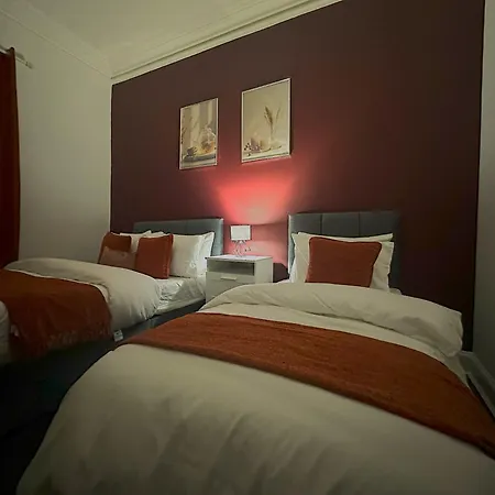 Apartment Stylish 3br, Next To Tram Stop, Near Princes St & Ocean Terminal, Sleeps 7 *