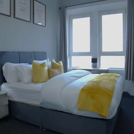 Stylish 3br, Next To Tram Stop, Near Princes St & Ocean Terminal, Sleeps 7 Apartment Edinburgh