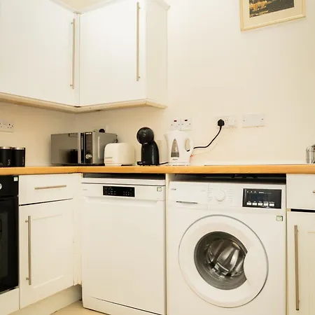 Apartment Stylish 3br, Next To Tram Stop, Near Princes St & Ocean Terminal, Sleeps 7 Edinburgh