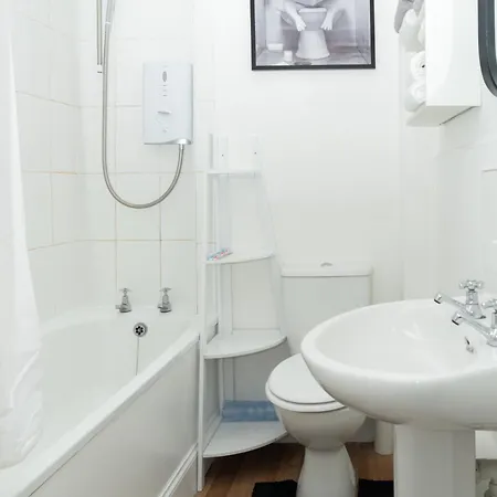 Stylish 3br, Next To Tram Stop, Near Princes St & Ocean Terminal, Sleeps 7 *