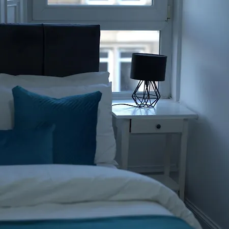 Apartment Stylish 3br, Next To Tram Stop, Near Princes St & Ocean Terminal, Sleeps 7
