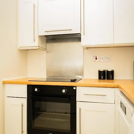 Stylish 3br, Next To Tram Stop, Near Princes St & Ocean Terminal, Sleeps 7 Apartment *