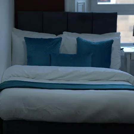 Apartment Stylish 3br, Next To Tram Stop, Near Princes St & Ocean Terminal, Sleeps 7 *
