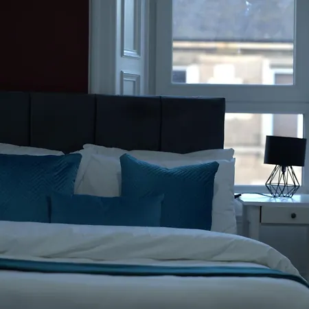 Stylish 3br, Next To Tram Stop, Near Princes St & Ocean Terminal, Sleeps 7 Edinburgh