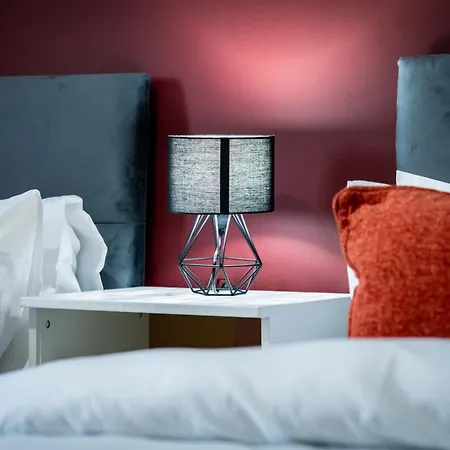 Apartment Stylish 3br, Next To Tram Stop, Near Princes St & Ocean Terminal, Sleeps 7 Edinburgh