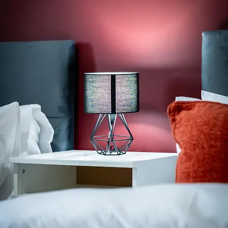Stylish 3br, Next To Tram Stop, Near Princes St & Ocean Terminal, Sleeps 7 *