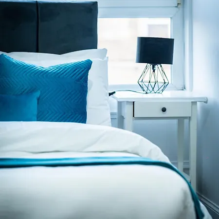 Stylish 3br, Next To Tram Stop, Near Princes St & Ocean Terminal, Sleeps 7 Apartment *
