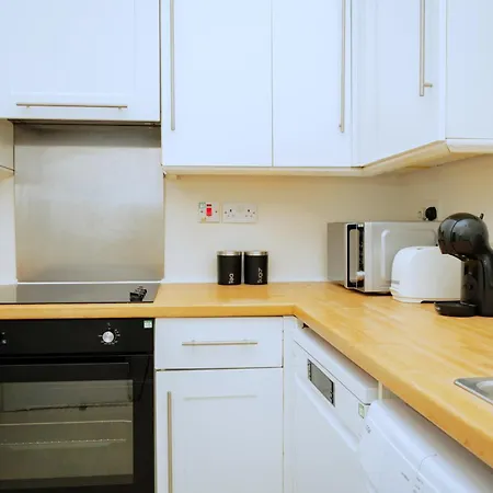 Beautiful Home Next To Tram Stop Apartment *