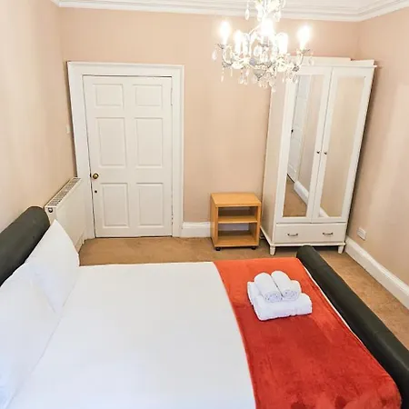 Russel House - 4 Bedroom - The Royal Mile