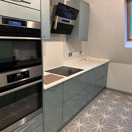 The Eyrie 2 Bedroom In Leith * Edinburgh