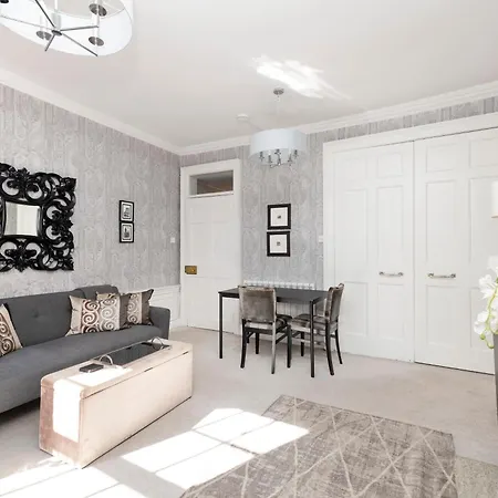 Elegant Flat Near Princes Street - Perfect Location, 24-7 Customer Support Apartman Edinburgh