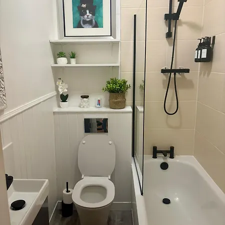 Bread Street, And Spacious One Bed Flat * Edinburgh