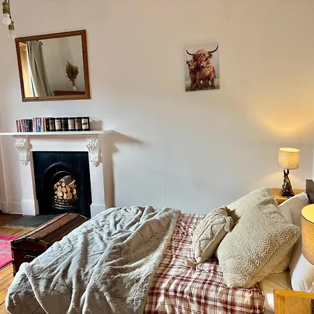 Bread Street, And Spacious One Bed Flat * Edinburgh