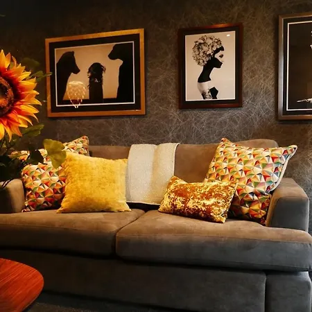 Modern Chic Apartment, Lift Access & Free Parking Appartamento