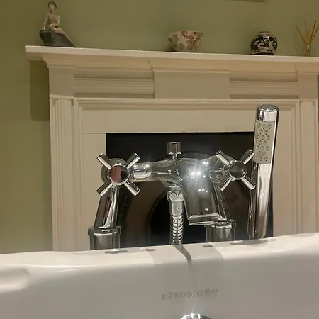 Georgian Townhouse In Centre *