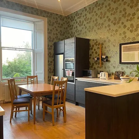 Georgian Townhouse In Centre *