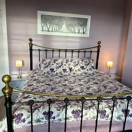Cosy In Centre , 2 Bedroom1 Bathroom Apartment *