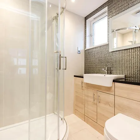 Joivy Stylish 3 Bed, 3 Bath Flat With Balcony In Old Town *