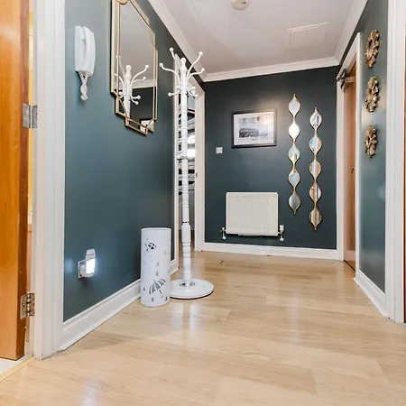 Joivy Stylish 3 Bed, 3 Bath Flat With Balcony In Old Town *