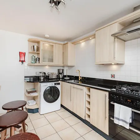 Apartment Joivy Stylish 3 Bed, 3 Bath Flat With Balcony In Old Town Edinburgh