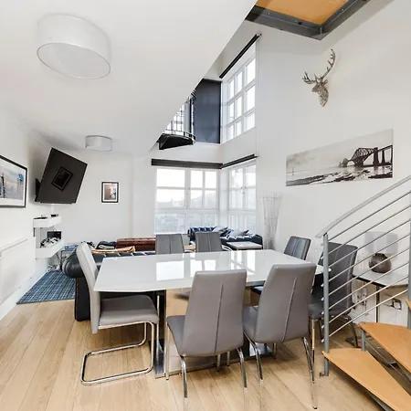 Joivy Stylish 3 Bed, 3 Bath Flat With Balcony In Old Town Edinburgh