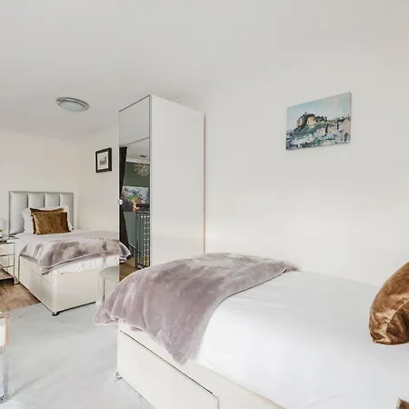 Joivy Stylish 3 Bed, 3 Bath Flat With Balcony In Old Town