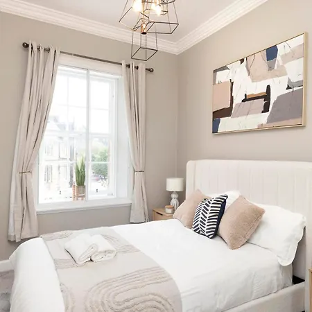 Castle View In The Heart Of Historic Old Town Edinburgh