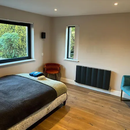 Breathtaking 5 Bedroom Townhouse In Murrayfield Location, Free Parking *
