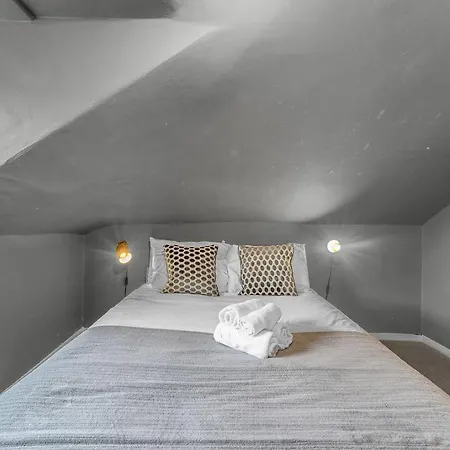 Super Spacious 4 Bed, Sleeps 6